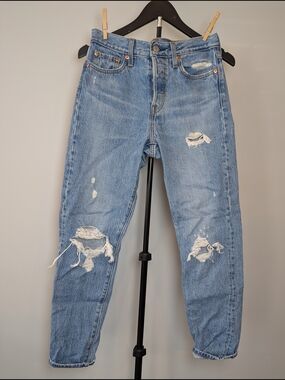 Levis Women Size 26 Blue Button Fly Wedgie Straight Cropped Distressed Jeans